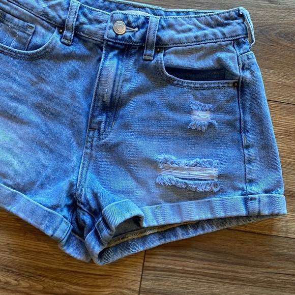 light-wash Mom shorts from PacSun with butterfly patches on back pockets - Picture 6 of 8